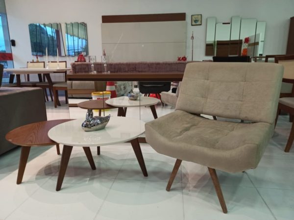 Poltrona Finezzi Maceio Capuccino Pés em Madeira